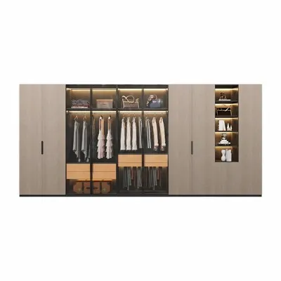 開いたワードローブクローゼット